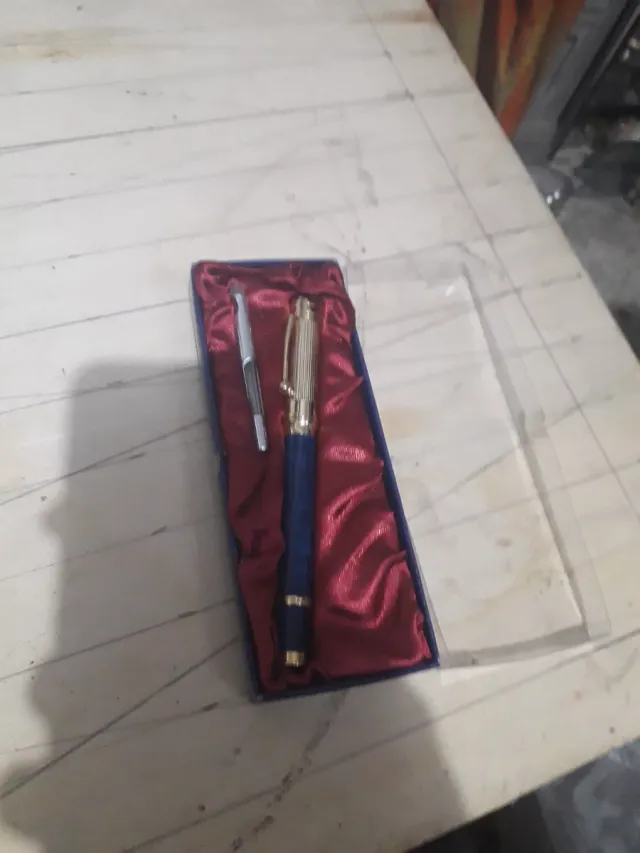 Bolígrafo azul y pinzas