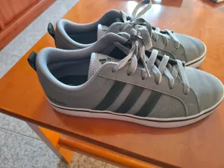 Zapatillas Adidas grises y blancas