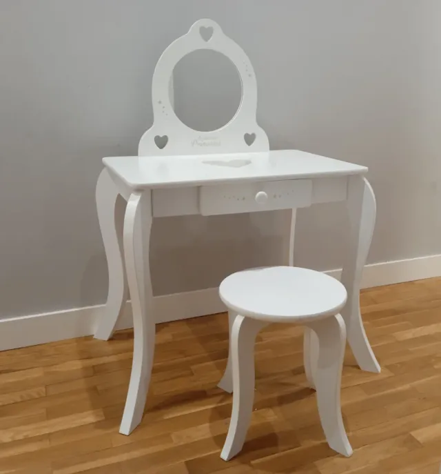 Tocador infantil blanco con espejo y taburete