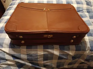 Maleta portatrajes de piel marrón