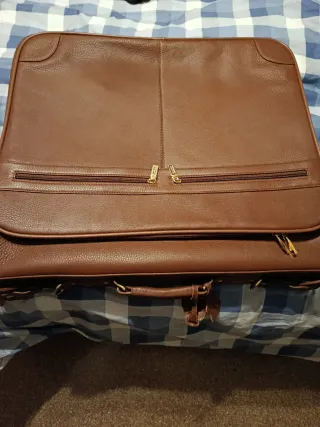 Maleta portatrajes de piel marrón