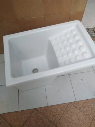Pila de lavar blanca