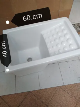 Pila de lavar blanca