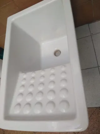 Pila de lavar blanca