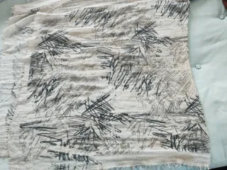 Pañuelo estampado beige y gris