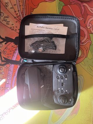 Dron pequeño con funda