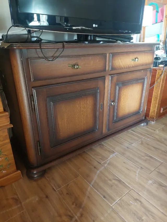 Mueble de madera maciza