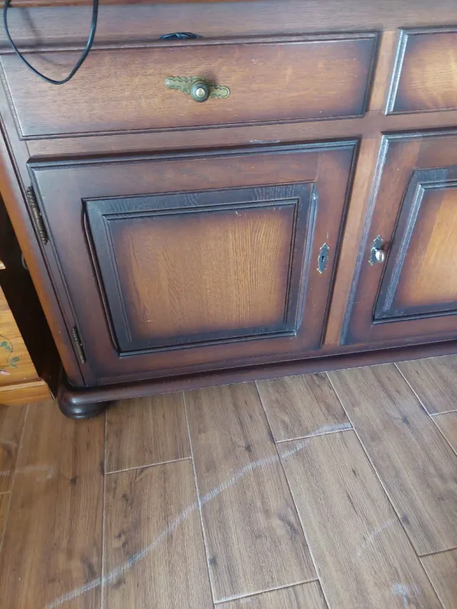 Mueble de madera maciza