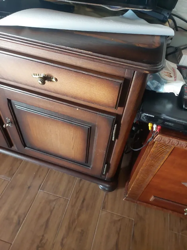 Mueble de madera maciza