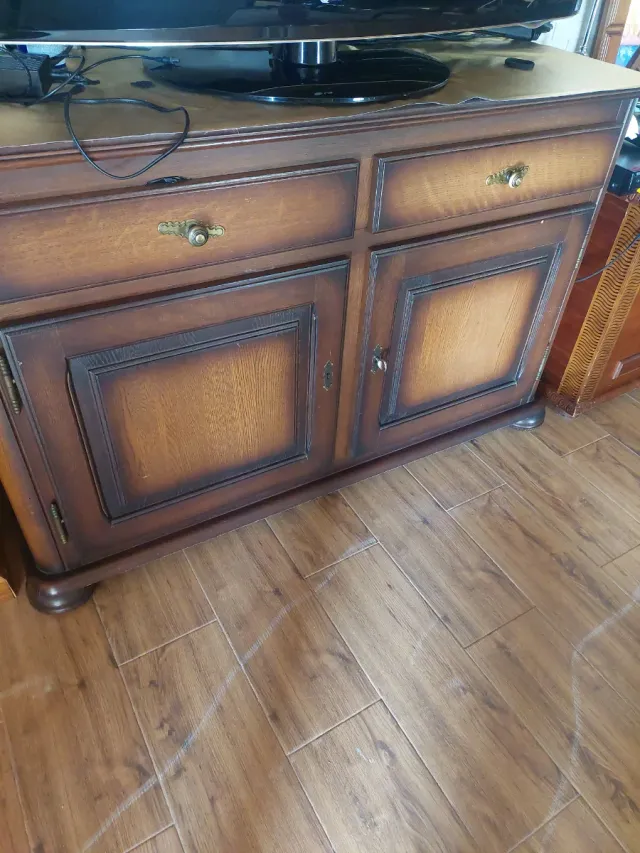 Mueble de madera maciza