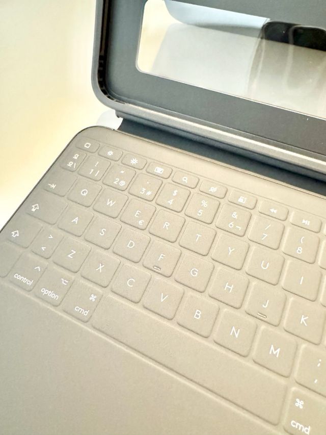 Funda Logitech Rugged Folio iPad 10ª Gen