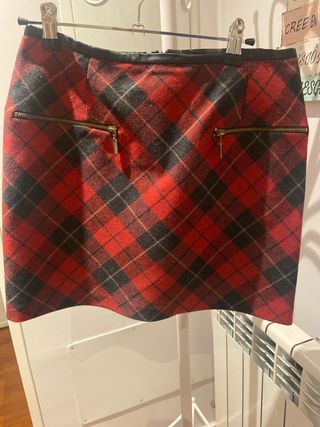 Falda de cuadros roja y negra