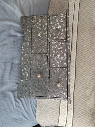 Joyero plateado con diseño floral