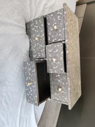 Joyero plateado con diseño floral