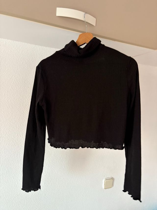 Camiseta Crop Cuello Alto Negra