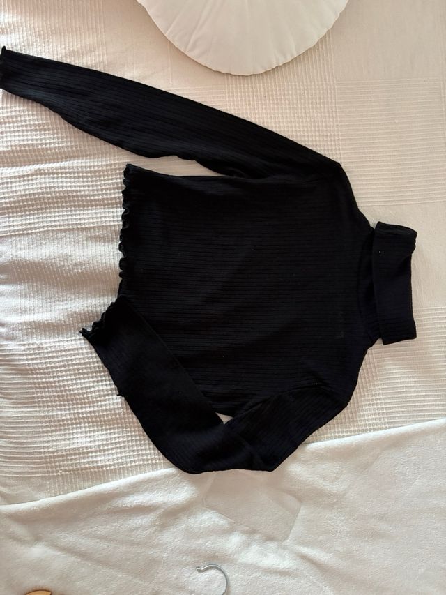 Camiseta Crop Cuello Alto Negra