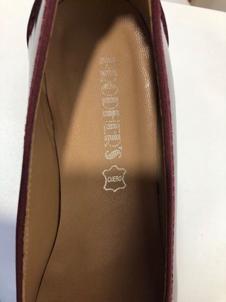 Zapatos charol medio tacón morado