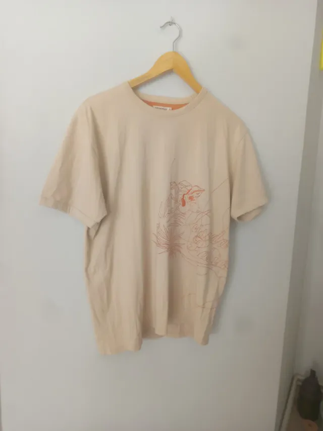 Polo beige con bordado