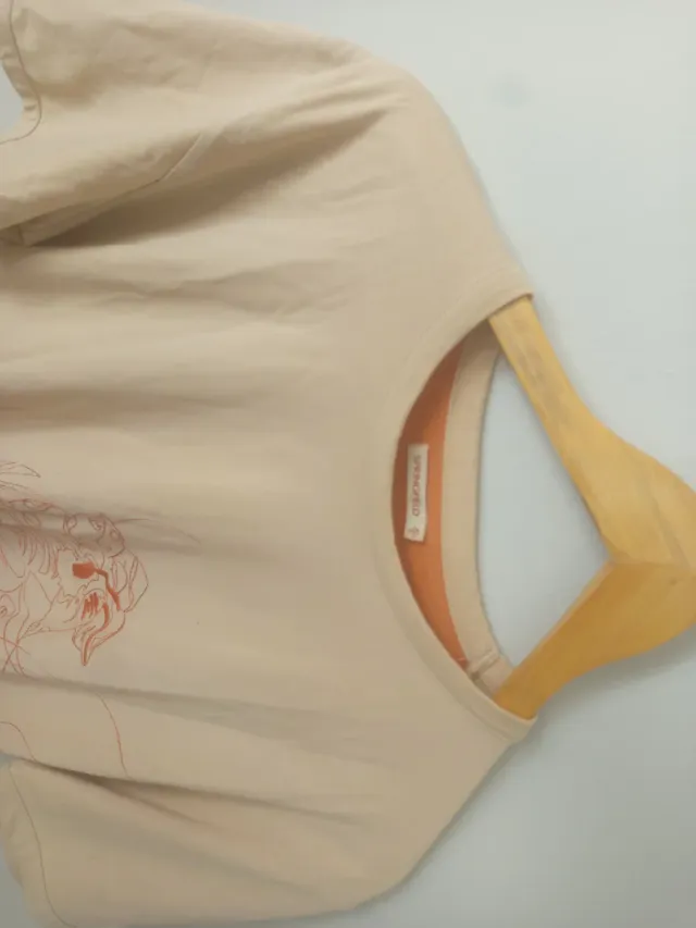 Polo beige con bordado