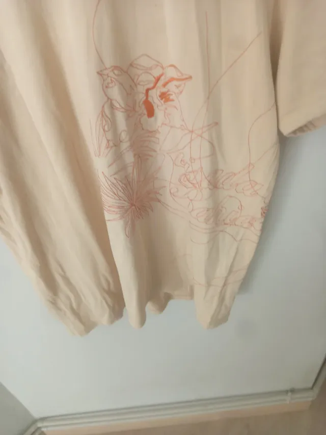 Polo beige con bordado