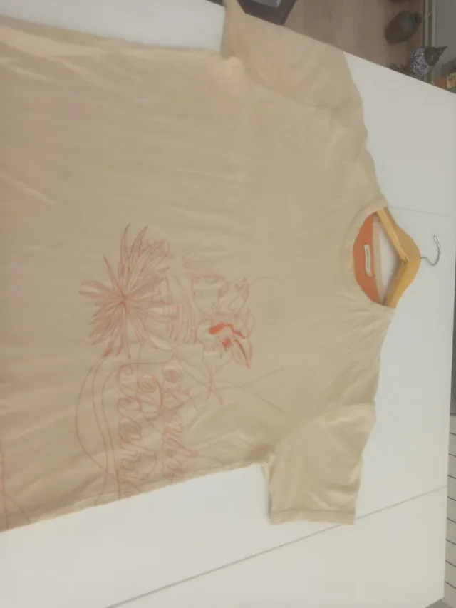 Polo beige con bordado