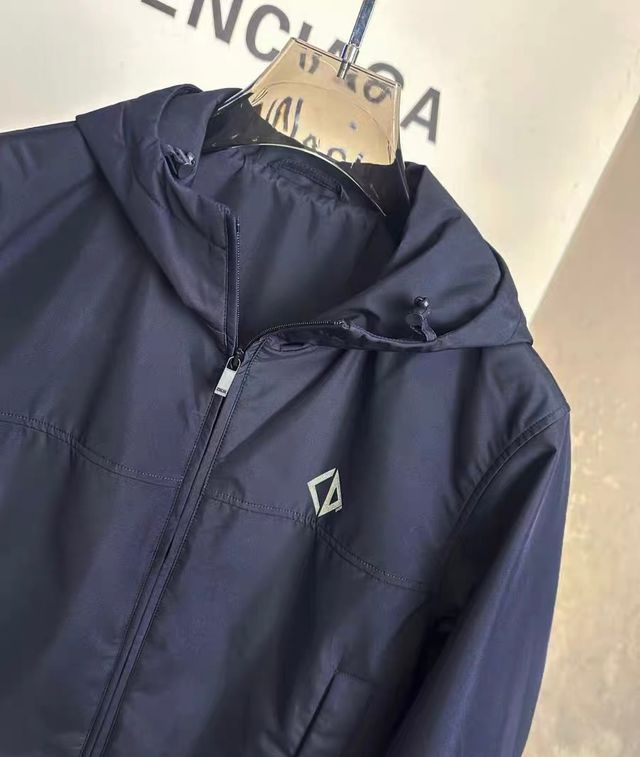 Chaqueta con capucha azul marino