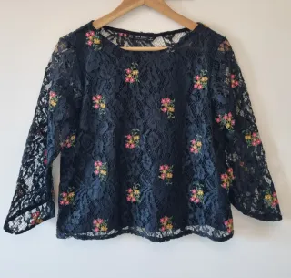 Blusa Zara encaje flores negra