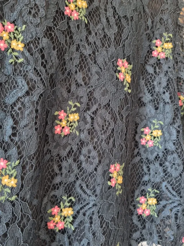 Blusa Zara encaje flores negra