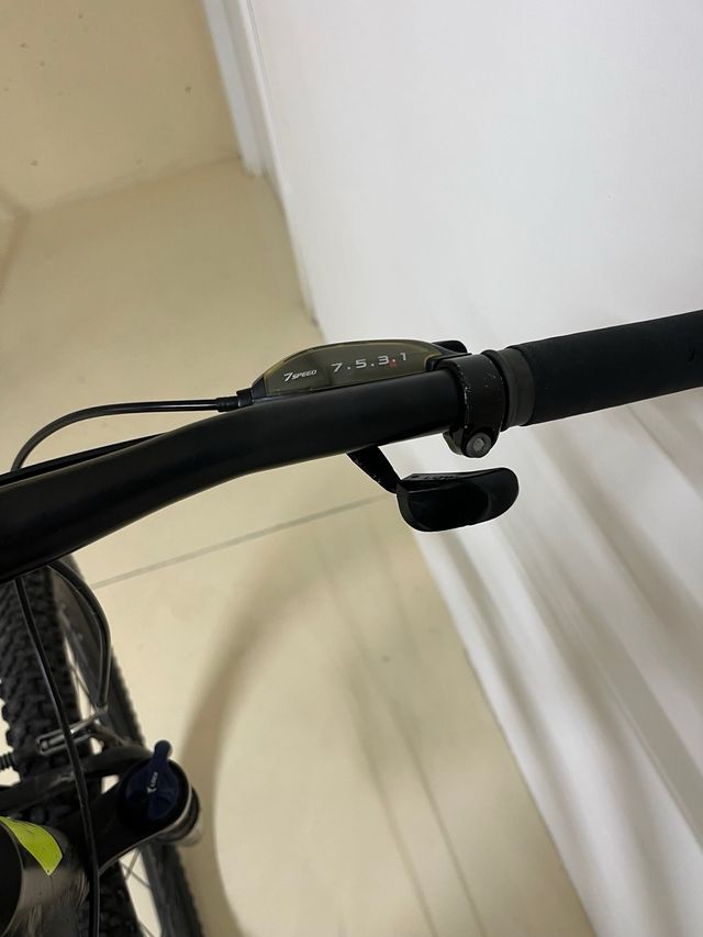 Bicicleta de montaña negra y amarilla