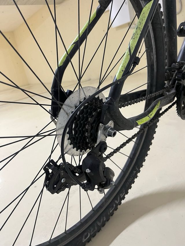 Bicicleta de montaña negra y amarilla