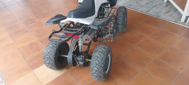 Quad deportivo blanco y negro