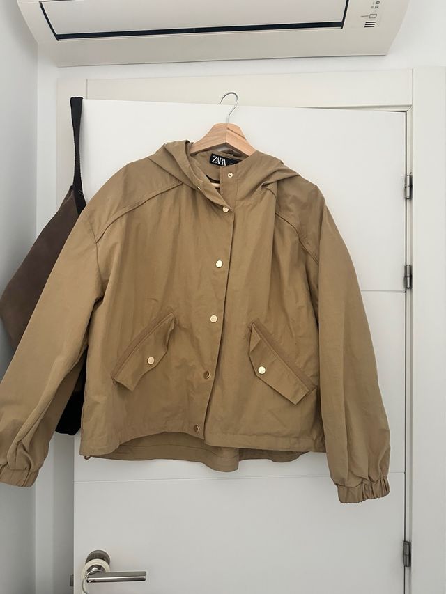 Gabardina corta Zara Beige