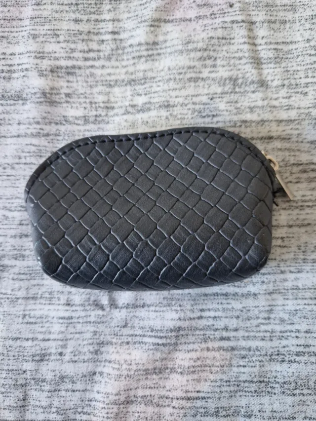 Monedero negro con textura