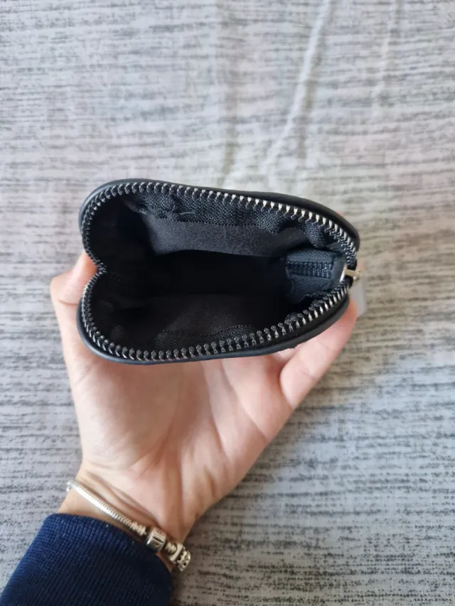 Monedero negro con textura