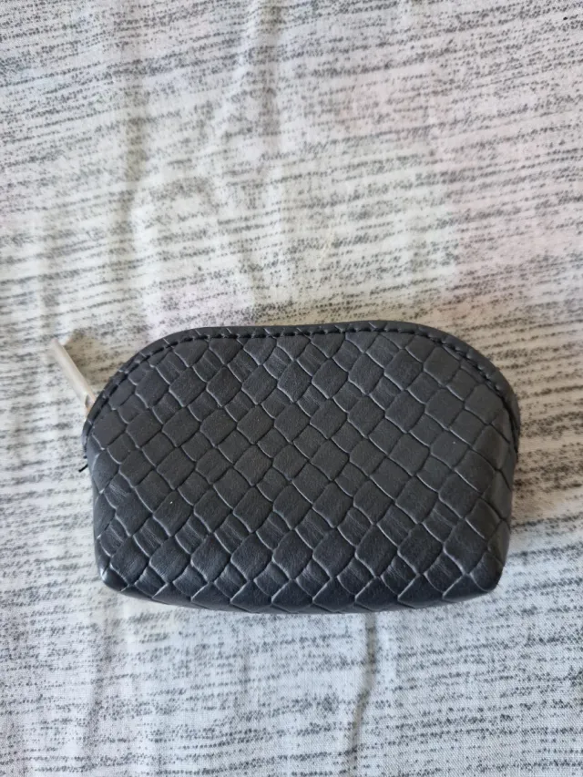 Monedero negro con textura