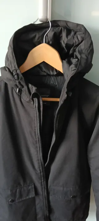 Cazadora negra con capucha