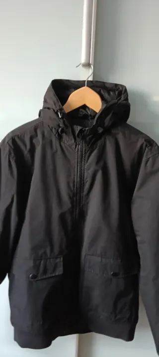 Cazadora negra con capucha