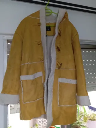 Parka amarilla con borreguito Talla M