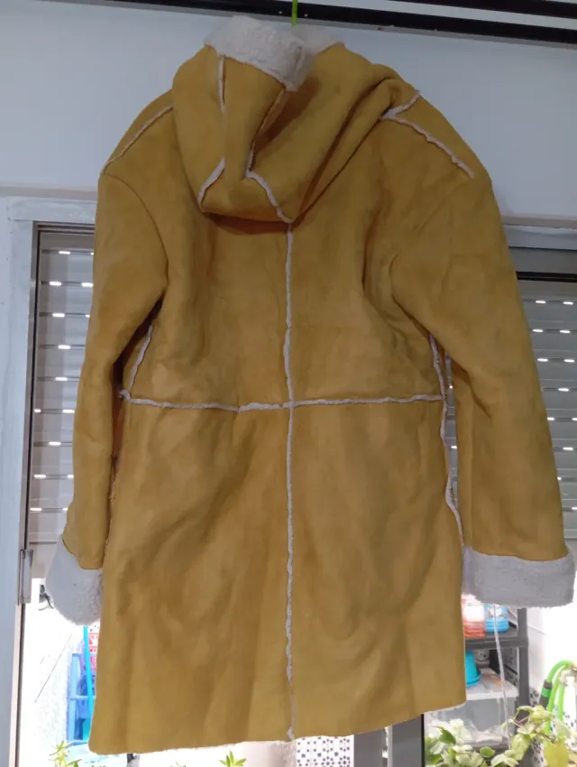 Parka amarilla con borreguito Talla M