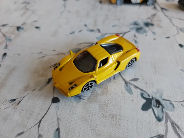 Lote de 5 coches Hot Wheels variados