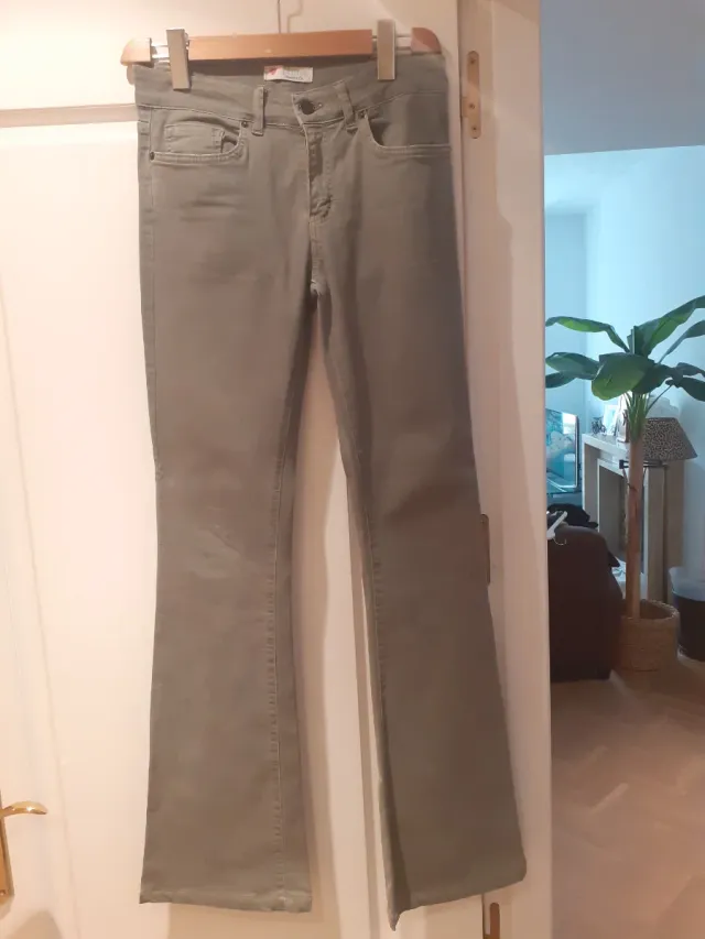 Pantalones verdes acampanados