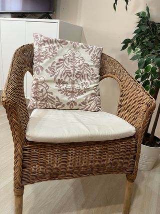 Silla de mimbre con cojínes