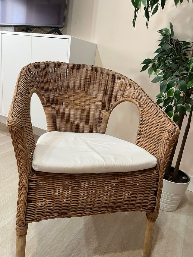 Silla de mimbre con cojínes