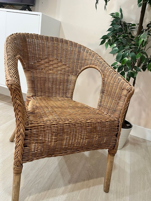 Silla de mimbre con cojínes