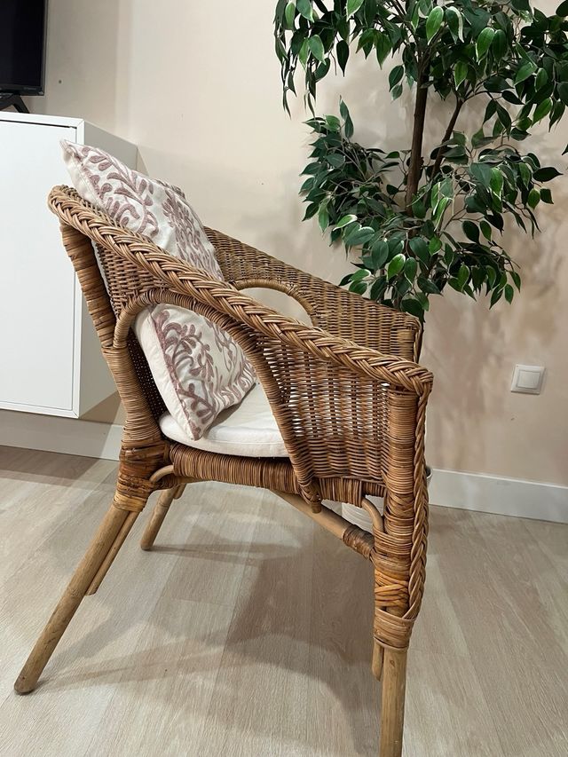 Silla de mimbre con cojínes