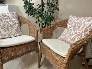 Silla de mimbre con cojínes