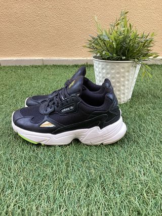 Tenis Adidas Negros y Verdes