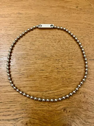 Collana a sfere con targhetta