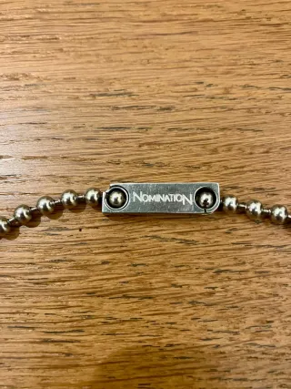 Collana a sfere con targhetta