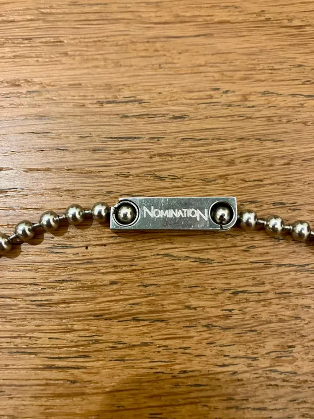 Collana a sfere con targhetta